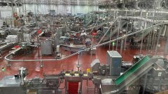 <strong>要颠末原料处置、肉馅加工、灌拆成型、</strong>